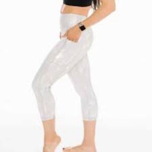 ZYIA Silver Camo Metallic Pocket Light n Tight Hi-Rise Capri 20" Leggings Sz 12